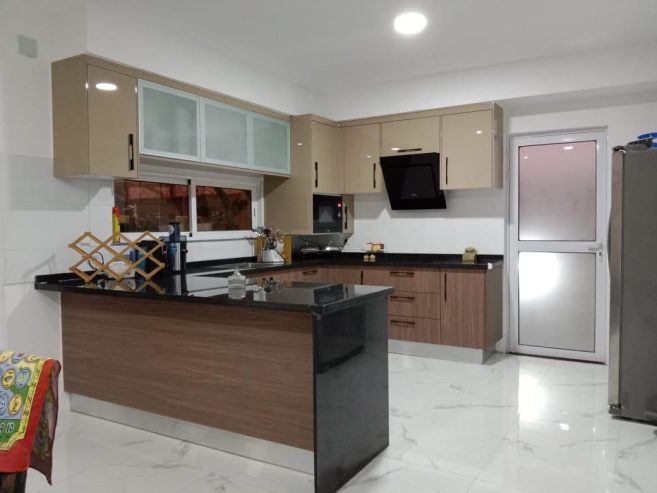 Vende-se está Magnífica Vivenda V4 no Condomínio Atlântico City