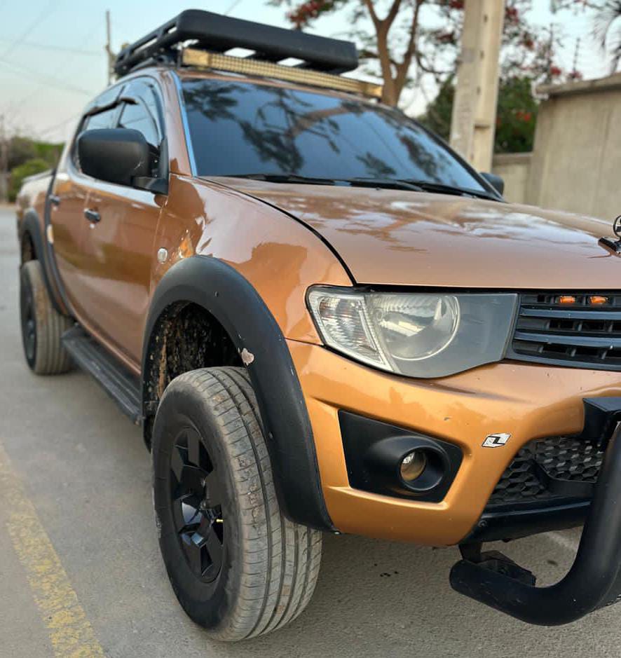 MITSUBISHI L200